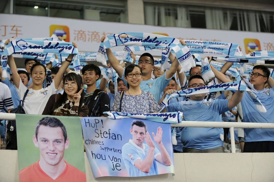 Tifosi biancocelesti a Shanghai. LaPresse